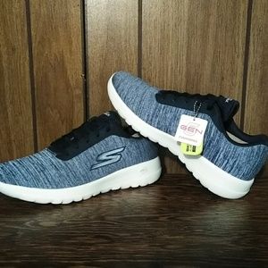 New Women's Go Walk Skechers Size 9.5